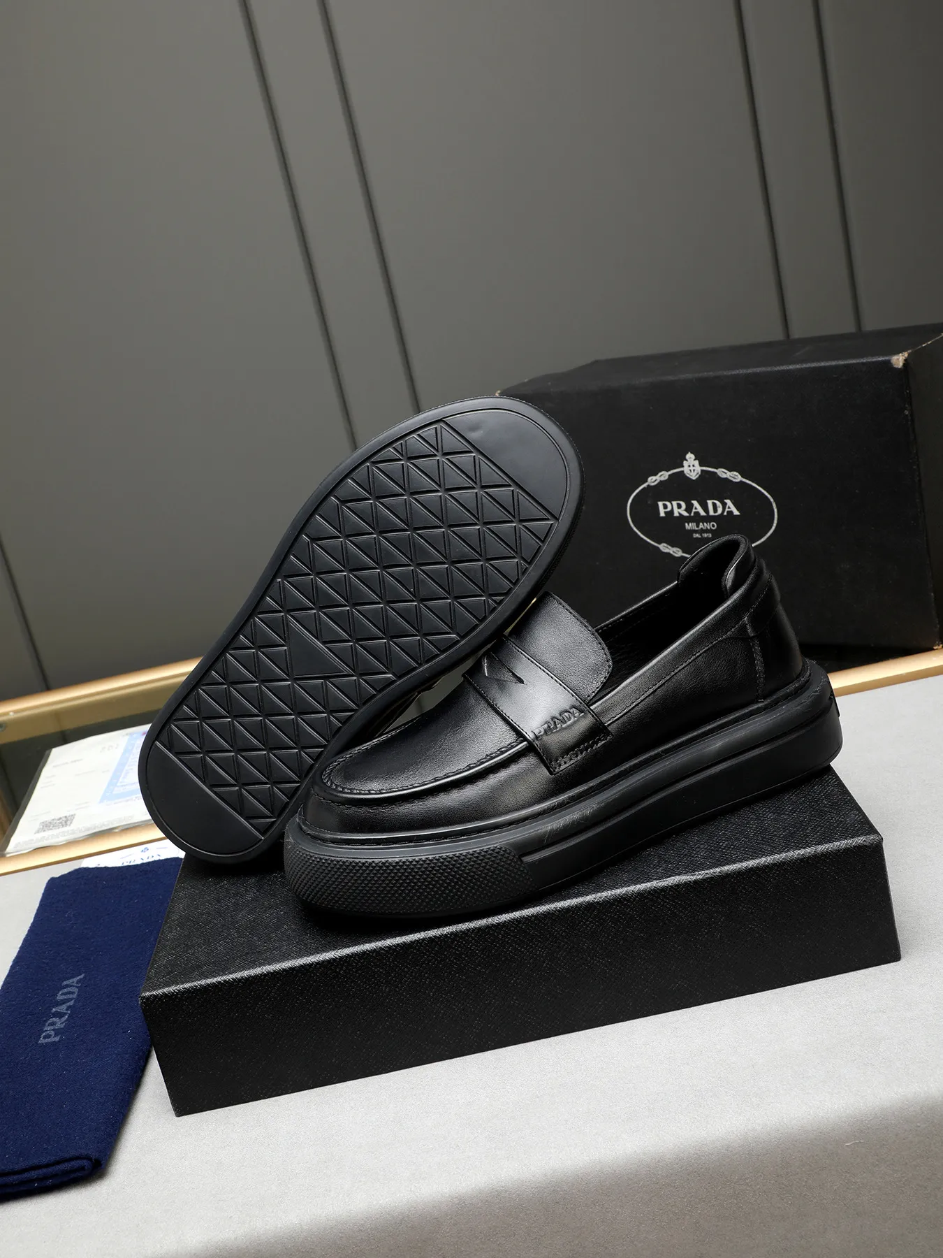 Men's Men's Shoes 💰500 Prada/Prada Men's new casual shoes, this upper is made of imported calfskin + sheep lining! The outsole is made of non-slip foam outsole, which feels good on your feet and is a fashionable and stylish item!  Size: 38-44 (45 customized)